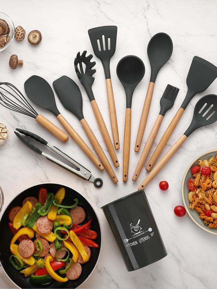 Cuisinez avec Style et Sérénité : Le Set Complet de 12 Ustensiles Anti-Rayures avec son Pot de Rangement.