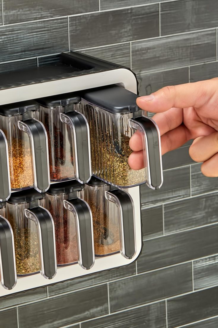 Set Complet de 12 Bocaux à Épices Muraux | Support Adhésif, Cuillères & Étiquettes Inclus.