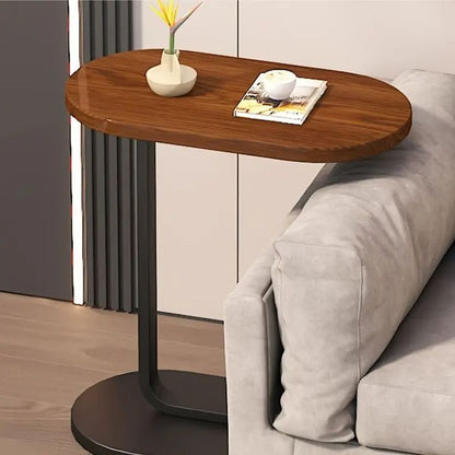 L'Élégance Nomade : La Table d'Appoint qui se Glisse Parfaitement sous Votre Canapé.