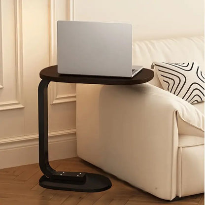 L'Élégance Nomade : La Table d'Appoint qui se Glisse Parfaitement sous Votre Canapé.